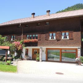 Appartements Karin Mitten im Grünen โรงแรมในชอปเปอร์เนา