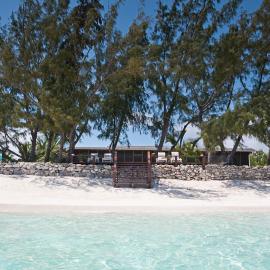 Hollywood Beach Suites Turks and Caicos، فندق في Whitby