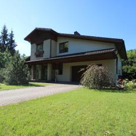 Villa EverGreen near the city center with private garden, hot tub, garage parking, patio, hotel en Vilna