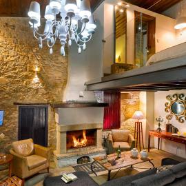 Oinoessa Traditional Boutique Guest Houses – hotel w mieście Lofu
