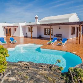 Casa Lola Lanzarote piscina climatizada y wifi free, hotel in San Bartolomé