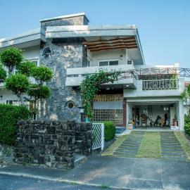 Mountain Homestay 6-8人包棟民宿, hotelli kohteessa Xinhua