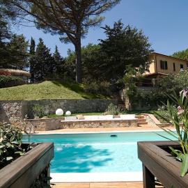 Stunning Country House overlooking Tuscany hills, hôtel à Lorenzana