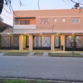 Mendoza Apartments Ezeiza Airport, hotel in Luis Guillón