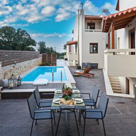 All Seasons Villas، فندق في Gállos