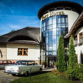 Port Hotel, hotel di Adazi