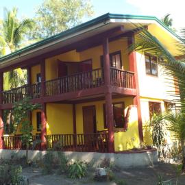 Sablayan Gustav's Place Silver Beach Dive Resort โรงแรมในSablayan