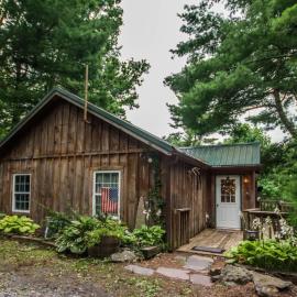 Autumn Ridge- Cozy cabin in the Blue Ridge Mountains with a bubbly hot tub!, מלון בStanley