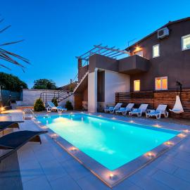 Stylish & luxury villa with pool, biliard, extra pool heating available - WiiBuk