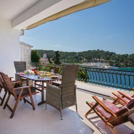 Golden view luxury apartment, hotelli kohteessa Maslinica