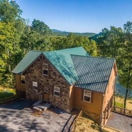 Eagle's Nest- A pet friendly cabin on the river!