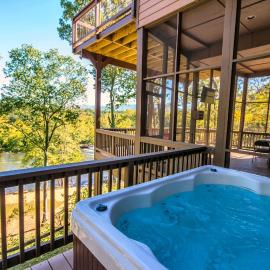 Eagle's Nest- A pet friendly cabin on the river!