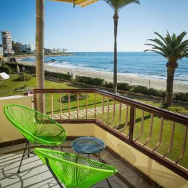 Holidays2Riviera Sea Side Front Beach, hotel in Mijas Costa