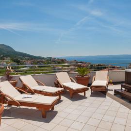 VILLA ARYA - Heated pool, roof hot tub, gym, near the beach with amazing views!, hotel in Podstrana