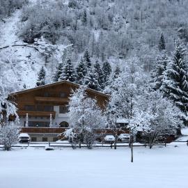 Hotel Künstleralm, hotel v Kaprune