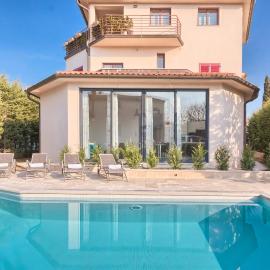 Apartments Villa YoYo, hotel u gradu Štinjan