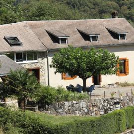Maison du Coué Pyrénées Mourtis Gîte jusqu'à 12 pers, hotel in Sengouagnet