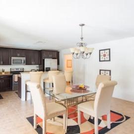 Modern 4 bedroom House with swimming pool, hotel a Clearwater
