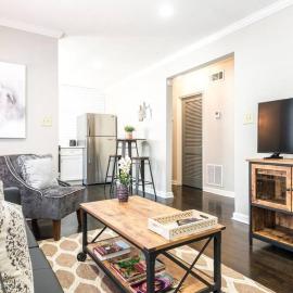 Stylish OneBedroom in Popular Virginia Highland 3miles to Mercedes Benz stadium, hotel in Atlanta
