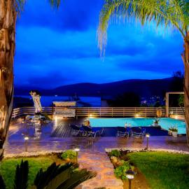 Villa Maira Luxurious with private swimming pool, hotel in Korfos