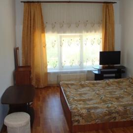 Art Avenue ApartHotel, hotelli kohteessa Lviv