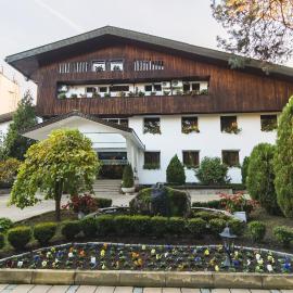 Family hotel Borova Gora، فندق في Pirdop