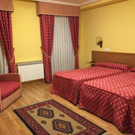 Hotel Benlloch โรงแรมในSalas de los Infantes