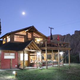 Montaña Negra, hotel i Aluminé