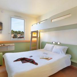 First Inn Hotel, hotel din Apt