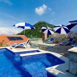 Viesnīca Adriatic-house & seaview pool pilsētā Sobra