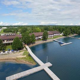 La Place Rendez-Vous Hotel, hótel í Fort Frances