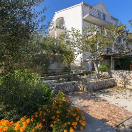 Apartments Irena, hotel u gradu Tkon