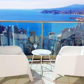 Luxury apartment on the 40th floor with amazing views, Hotel in Benidorm