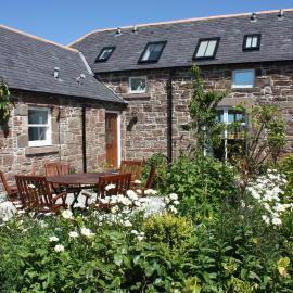 Anniston Farm Cottages, хотел в Inverbervie