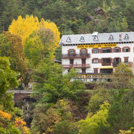 Hostal Les Fonts, hotel in Castellar de NʼHug