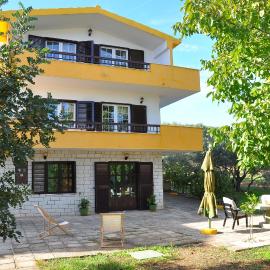 Apartments Villa Annika, hotel Slatinében