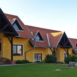 Huber Panzió, Hotel in Fertőrákos