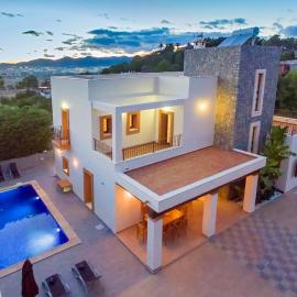 Villa Near Ibiza Town Sleeps 1214, hotel in Talamanca