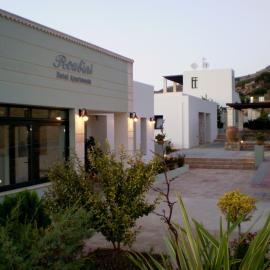 Roubini Apartments、ファラサルナのホテル