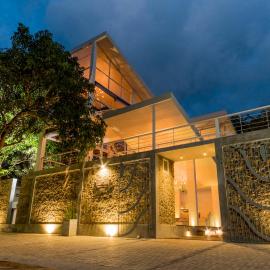 18 Faces with free drop off to Galle Fort by TukTuk, hotel di Galle