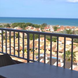 Apartamento Con Preciosas Vistas Al Mar,WIFI y piscina de temporada