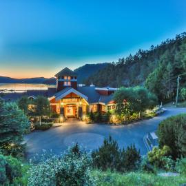 Poets Cove Resort & Spa، فندق في Bedwell Harbour