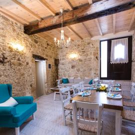 Trigono Luxury House