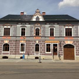 Restaurace U Kostela, hotel in Mariánské Radčice