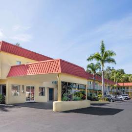 Super 8 by Wyndham Sarasota Near Siesta Key, hotel in Sarasota