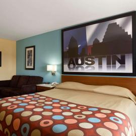 Super 8 by Wyndham Austin Downtown/Capitol Area، فندق في أوستن