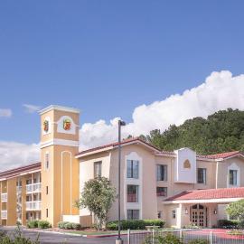 Viesnīca Super 8 by Wyndham Austell/Six Flags pilsētā Ostela
