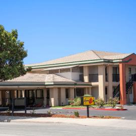 Super 8 by Wyndham Salinas, hotel Salinasban