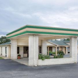 Super 8 by Wyndham Sumter, hotelli kohteessa Sumter