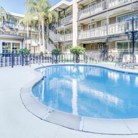 LA Plaza Apartments, Hotel in Metairie